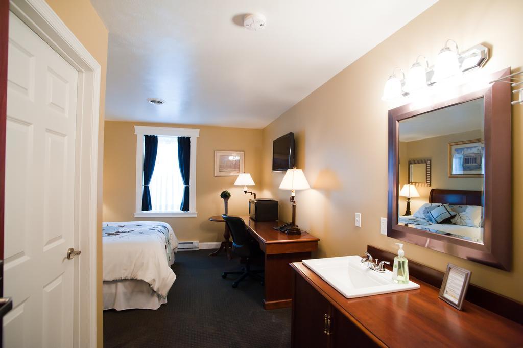 Beacon Hotel Oswego Exterior photo