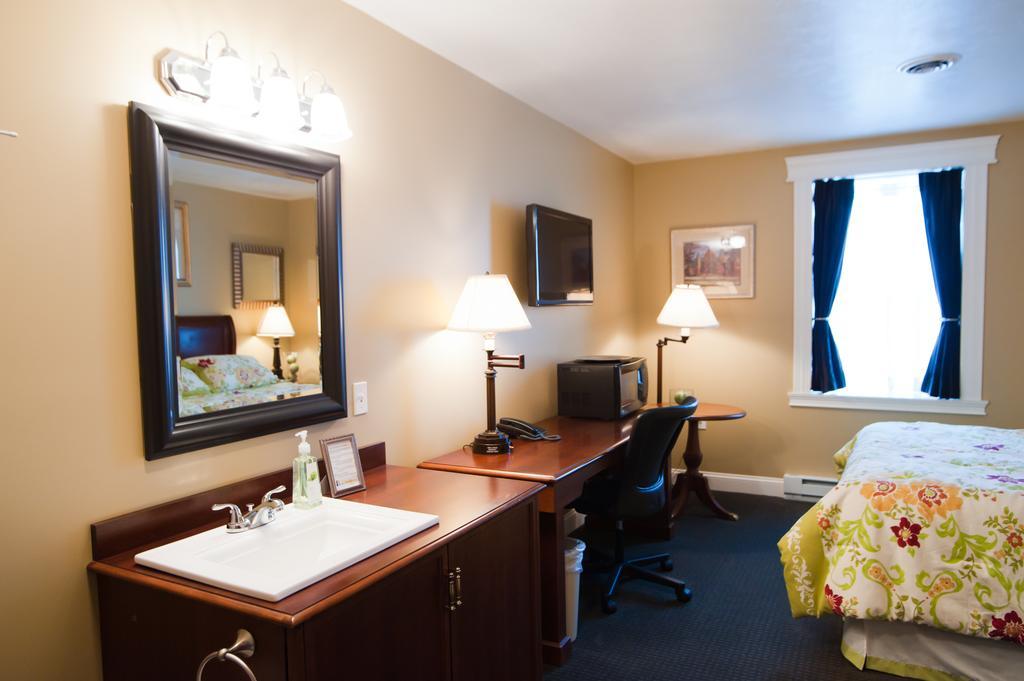 Beacon Hotel Oswego Exterior photo